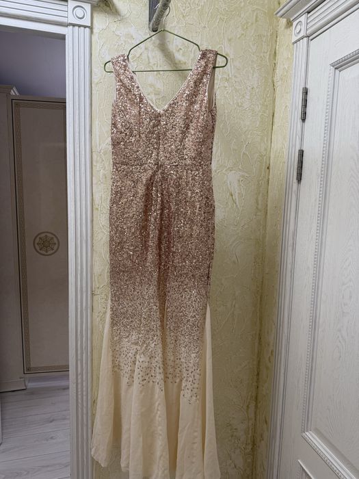 Продается нарядное платье в пайетках!