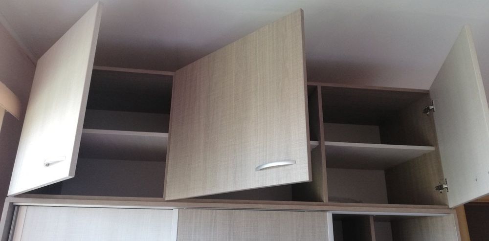 Гардероб с плъзгащи врати и огледало