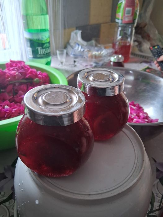 Vind dulceată de trandafiri de anul asta.Este foarte gustoasă.