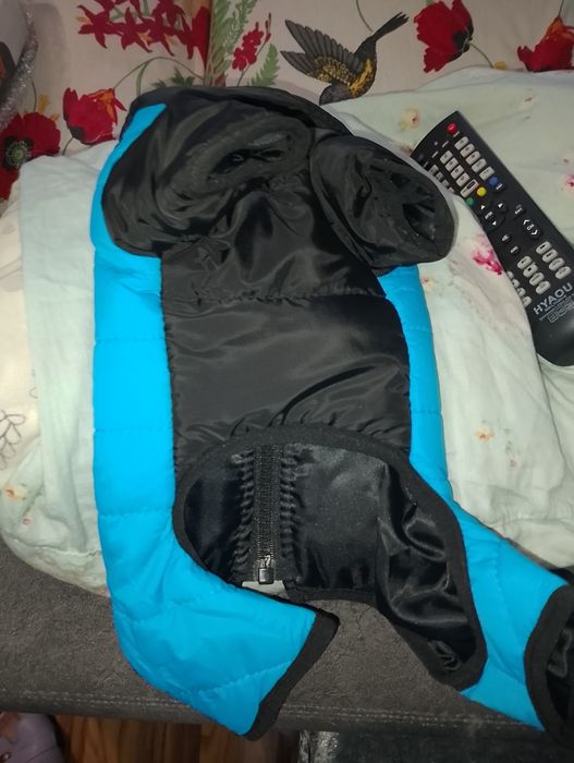 Продам на собаку курточку