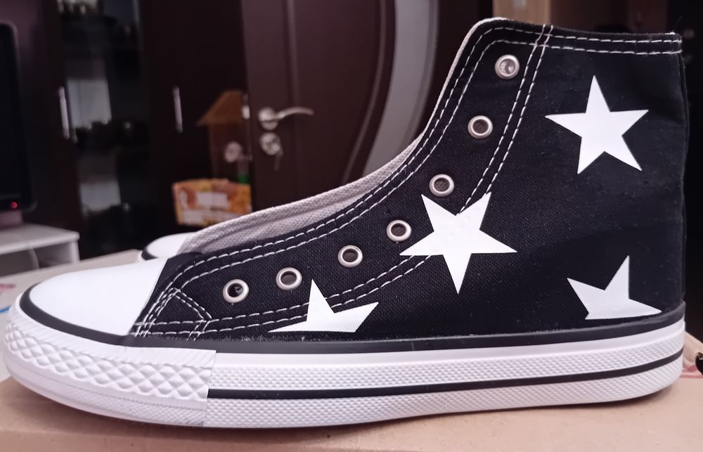 Кецове черни с декорация от бели звезди