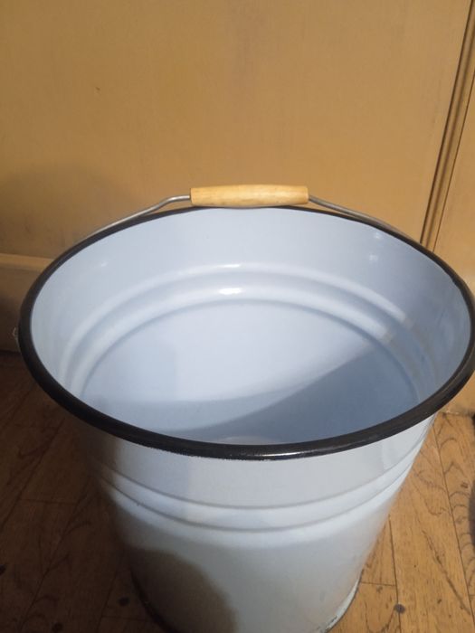 Ведро и блюда эмалированные
