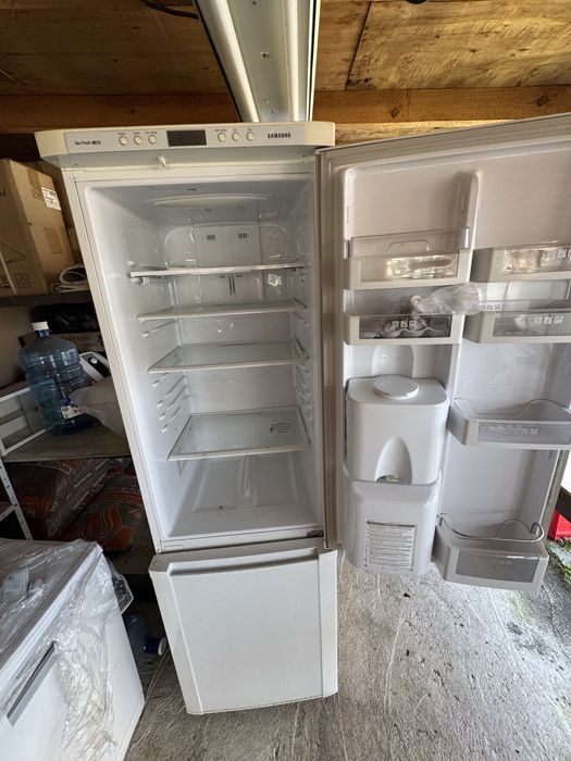 Продавам хладилник Samsung