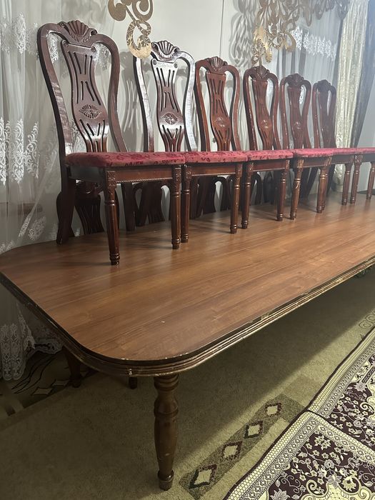 Стол со стульями в гостинную