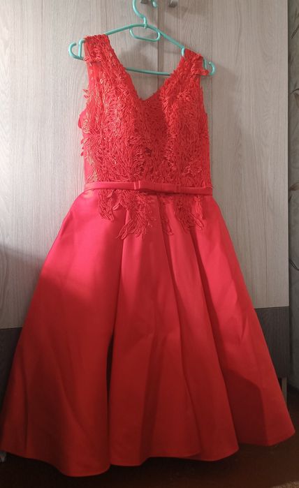 Пышное красное платье