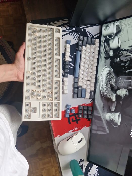 Продам клаву V87