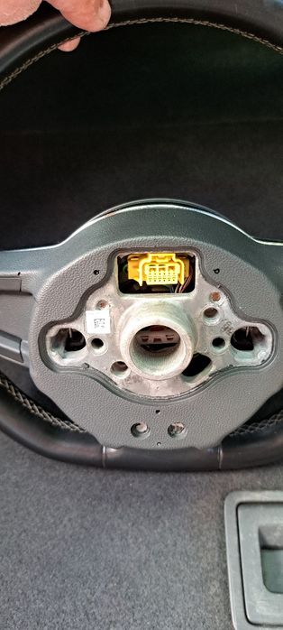 Продавам оригинален R Line волан