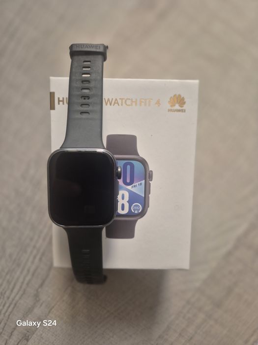 Часовник Huawei Fit 4
