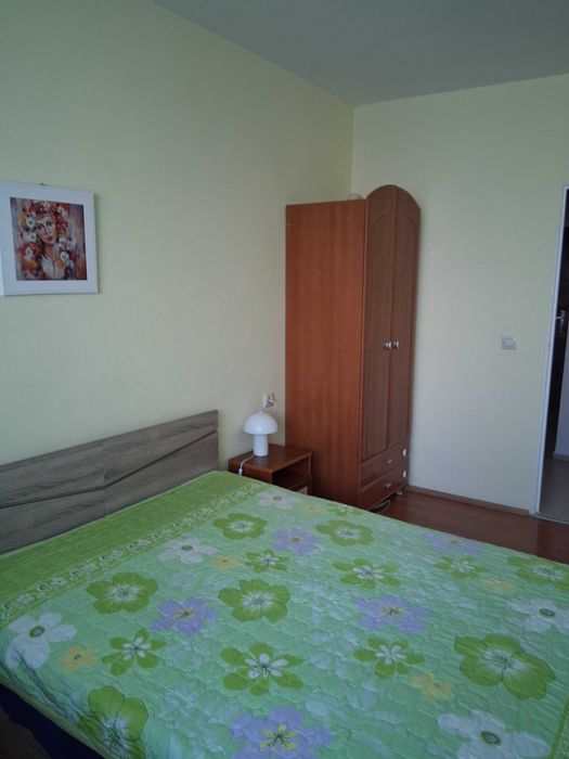 Продавам гардероб,  шкаф с 4 чекмеджета и две нощни шкафчета