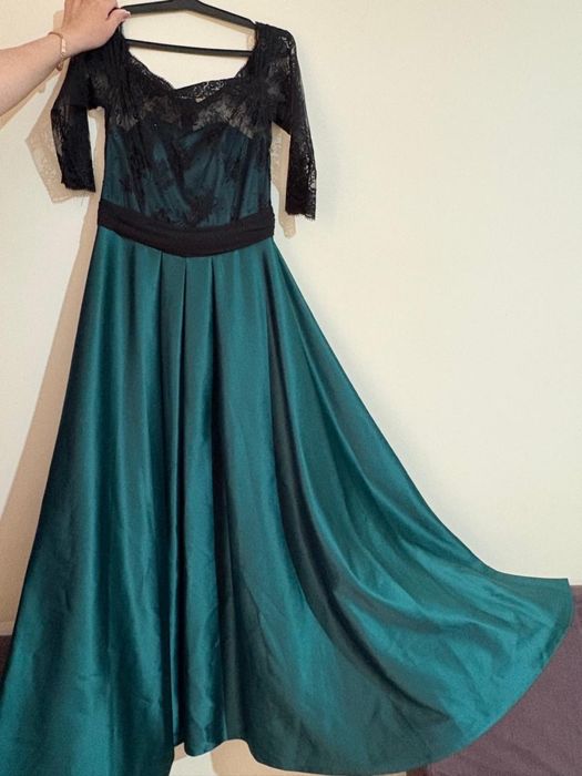 Продам шикарное вечернее платье цвета глубокий изумруд
