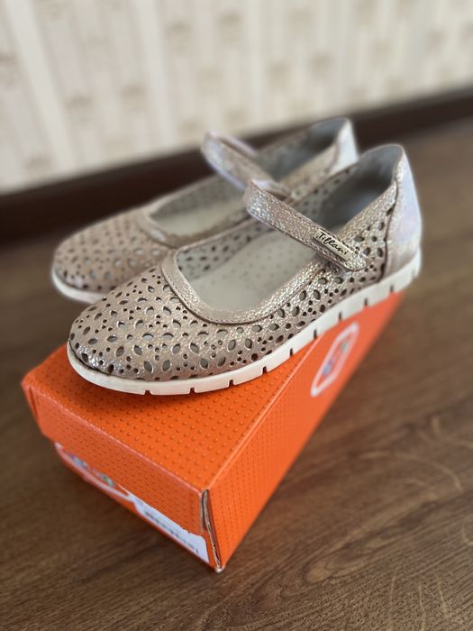 Продам босоножки на девочку