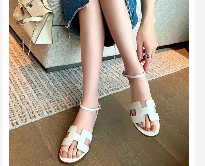 Продам сандали новые