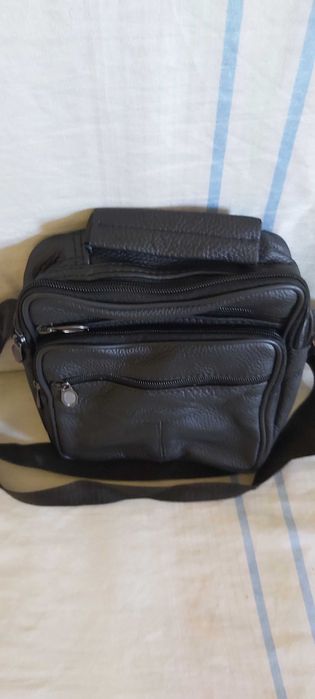 Продавам мъжки черни чанти от естествена кожа с пет отделения с цип