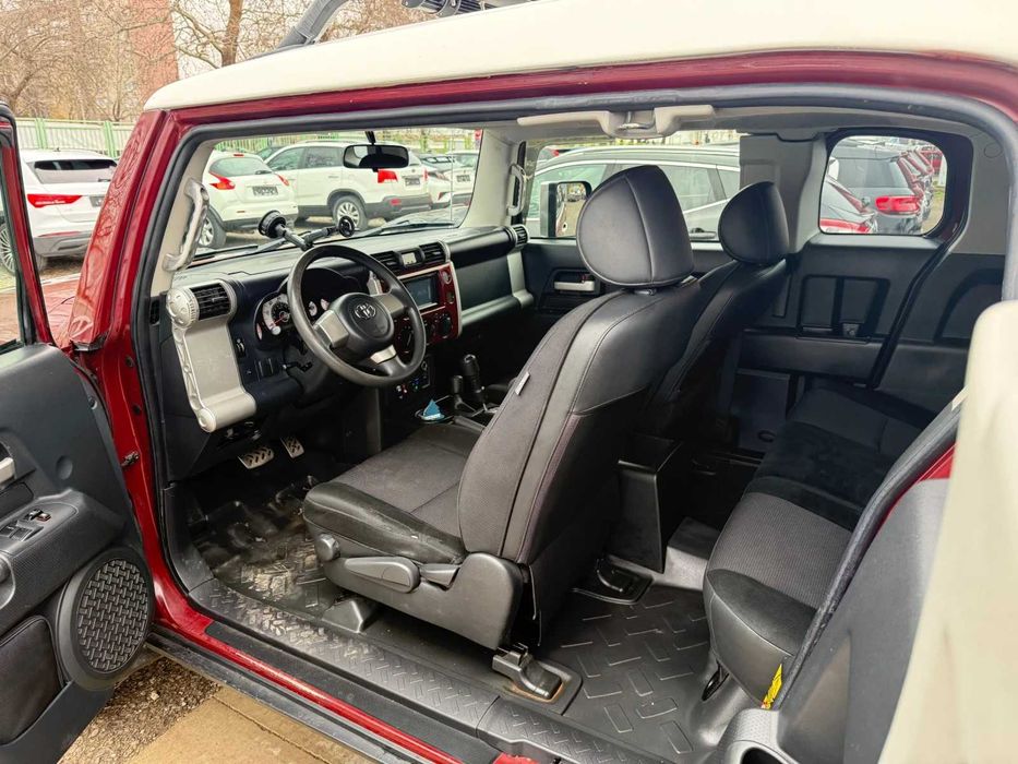 Toyota Fj cruiser 4х4* ЛЕБЕДКА* АВТОМАТ* РОЛБАР* УНИКАЛНА