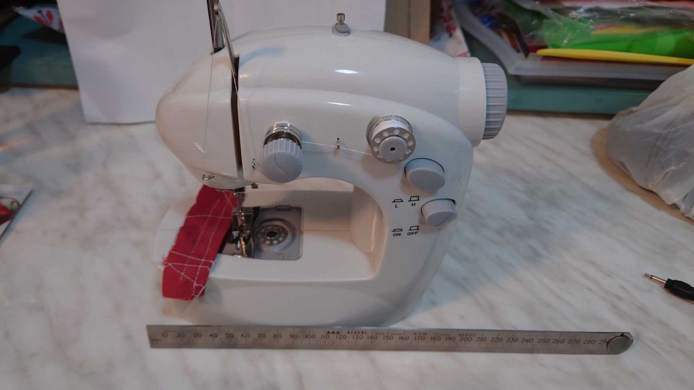 Mini masina de cusut