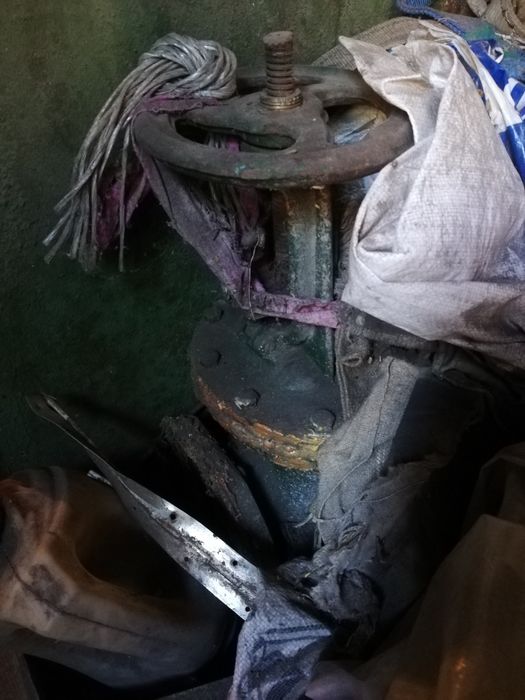 Задвижка чугунная в рабочем состоянии