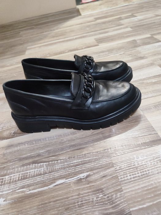 Лоуфъри в черен цвят.