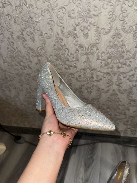 Yeengi tufli 1 marta kiylgan