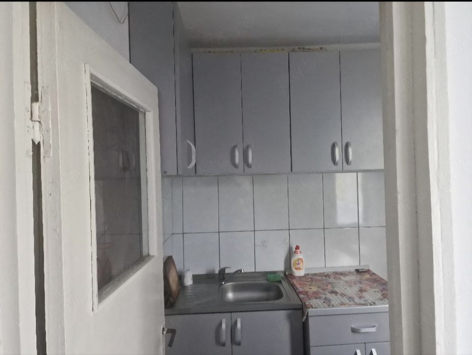 Garsonieră mare, 34 mp, Dărmănești, etaj 3, renovată, cu centrală termică și balcon