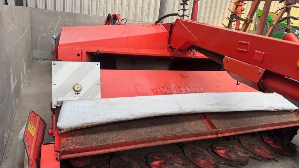 Kuhn Mährwerk, Kasilka John Deere, Claas Arion, Case Puma tortadi.