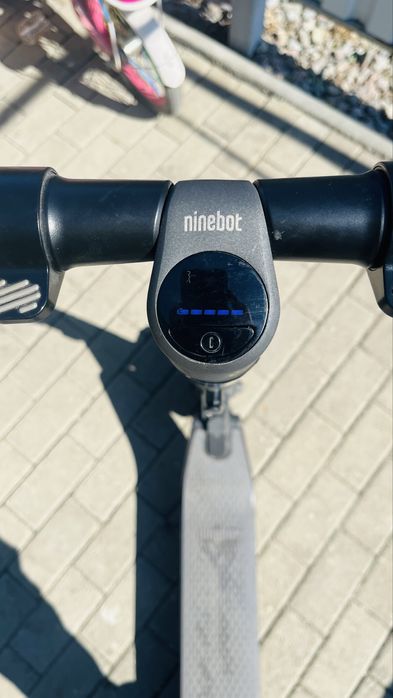 Продам электро самокат Ninebot kickscooter ES2