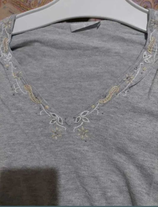 Bluza tricot subtire brodata manual cu mărgele