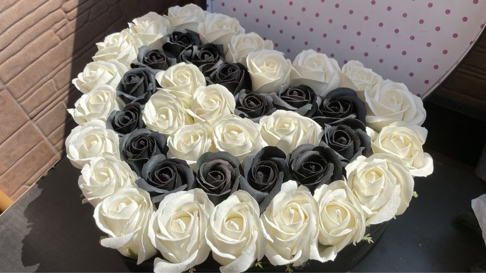 Cutie inima cu trandafiri artificiali - negru cu alb