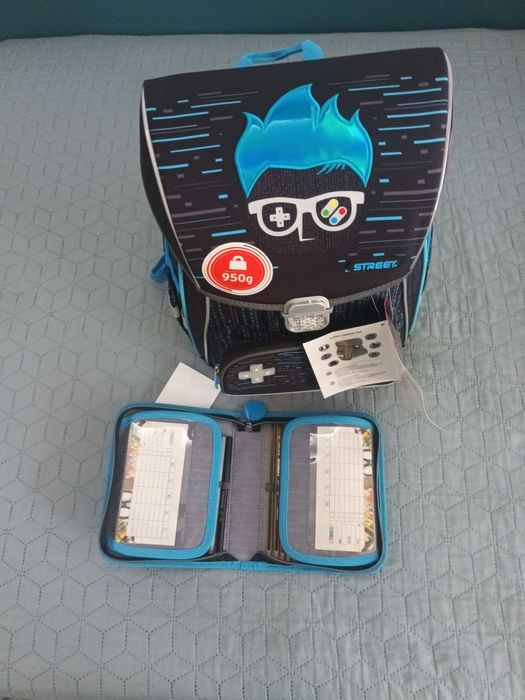 Нова ученическа раница Street и пълен несесер на същата марка