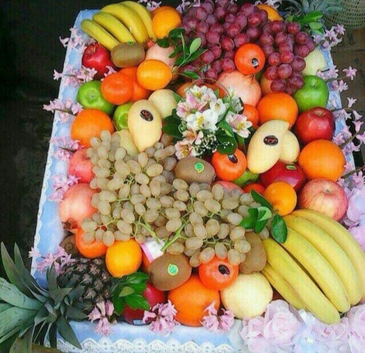 Meva va har hil savatlar yangi yil bayrami uchun