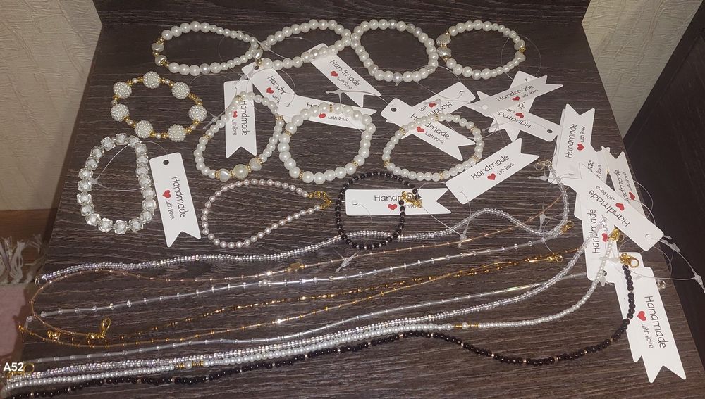 Подарки чокеры и браслеты.