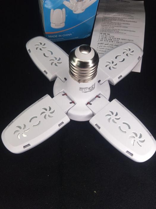 Led лампа със сгъваеми перки