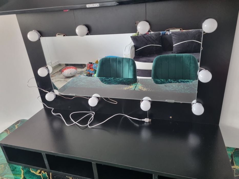 Vând dulap cu oglinda si leduri nou