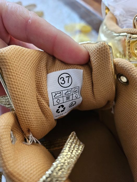 Нови актуални LED кецове/маратонки