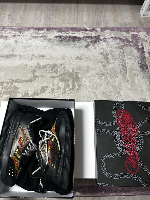 Versace chain reaction