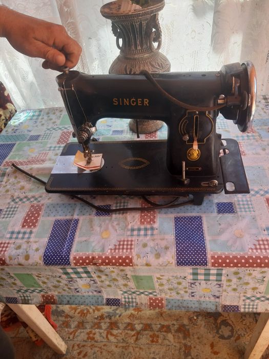 Vand mașinii  de cusut singer si praf pret negociabil in stare de functionare