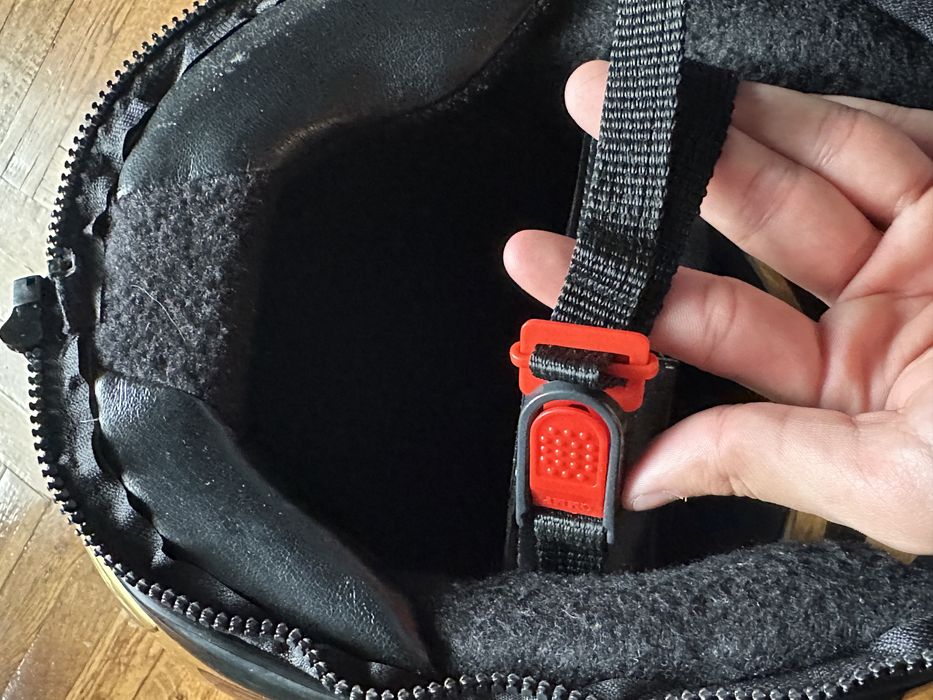 Каска за пистов мотор