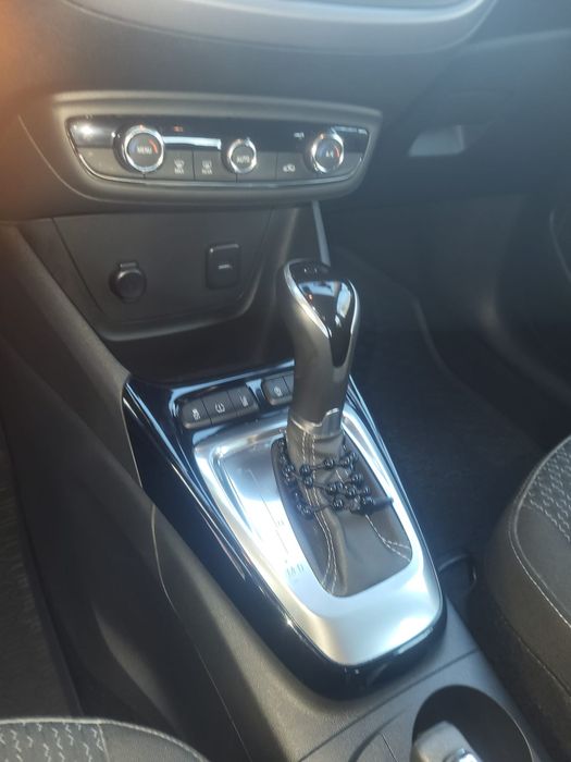 Vând Opel crossland