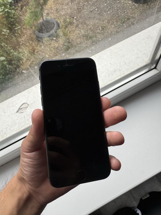Продам iPhone 8