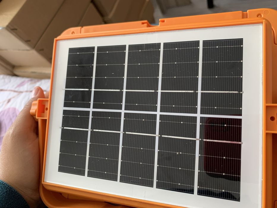 Lampa solara cu magnet.