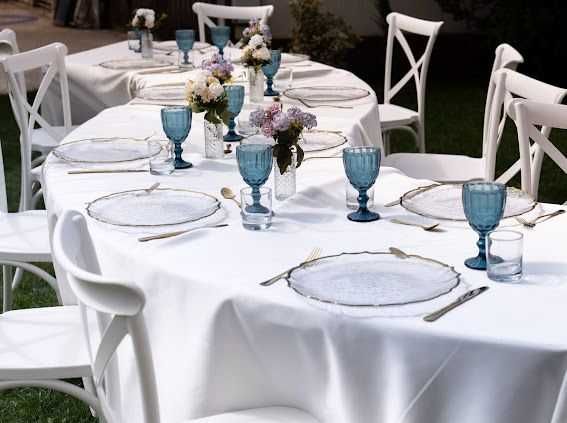 Mobilier premium pentru evenimente – închiriem scaune lemn, mese și veselă elegantă