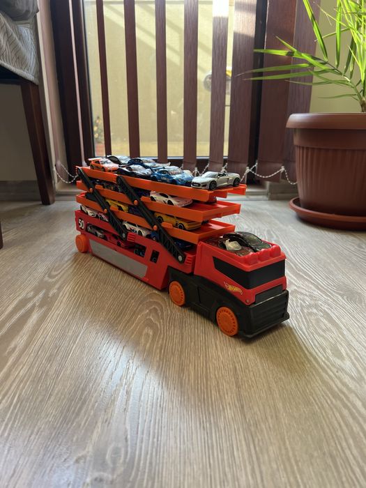 Hot Wheels комплект – камион + много коли