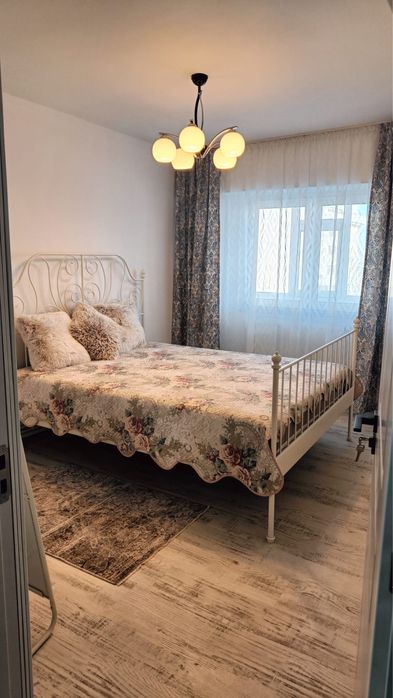 Inchiriez apartament 2 camere cu balcon