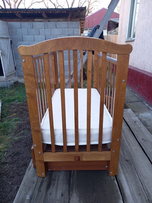 Детская кровать  с маятником