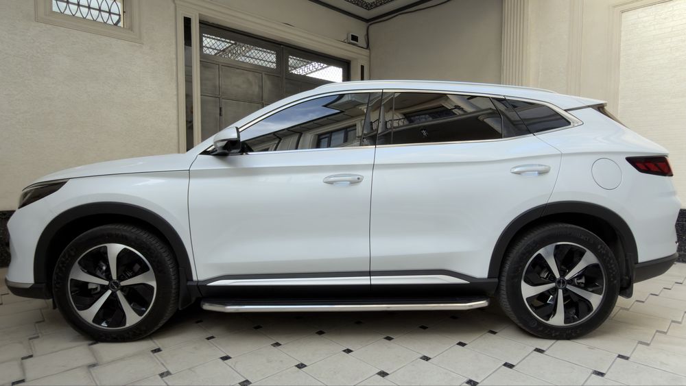 BYD Song Plus DM-i AWD 2024 год Белый жемчуг