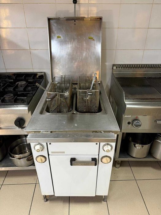 Vand bucatarie profesionala completa, 30 de echipamente plus mobilier de lux restaurant - 17000 Euro