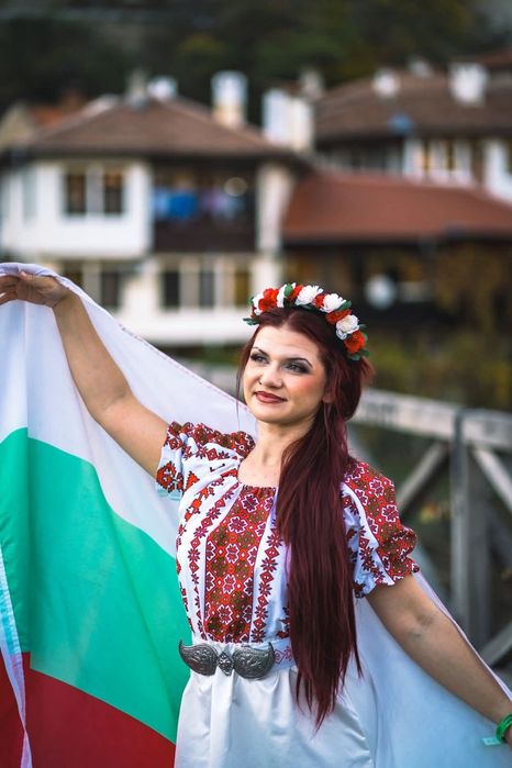 Дамска рокля с народни мотиви