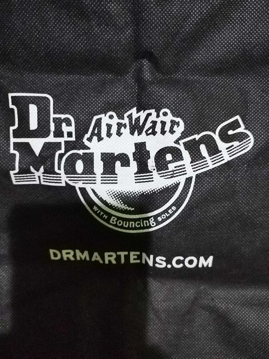 Plasa neagra fara închidere de la Dr. Martens