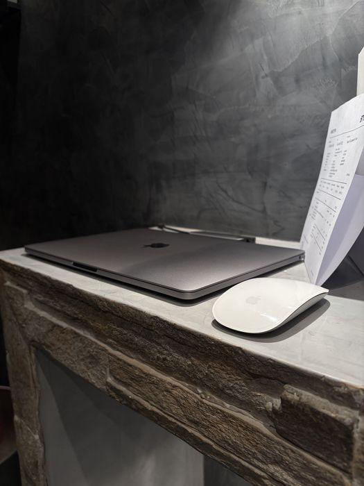 КАТО ЧИСТО НОВ Macbook Pro 13.3" + Magic Mouse + USB C HUB