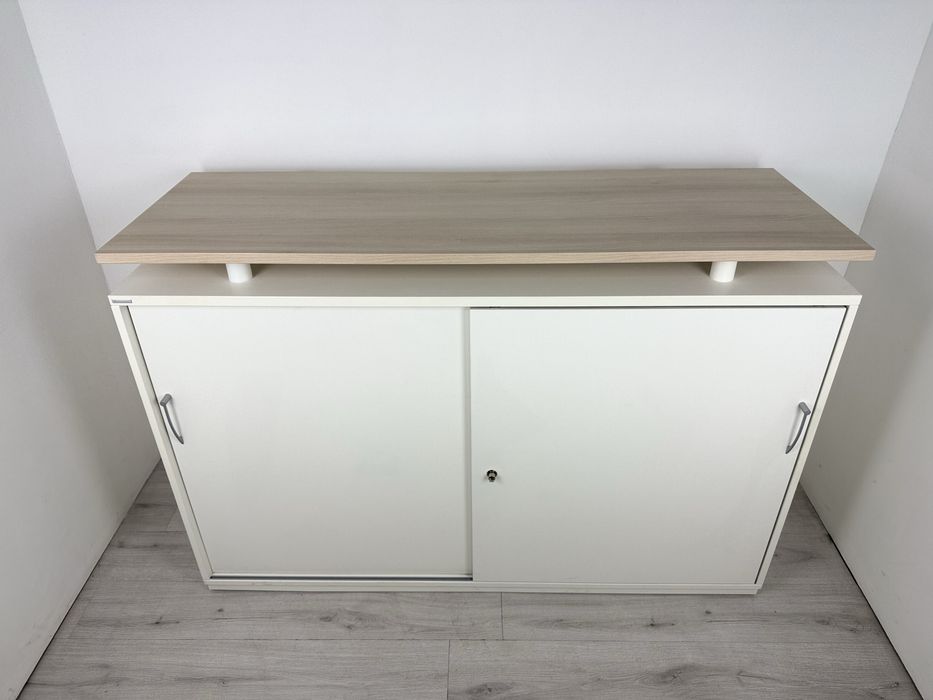 Шкаф / Етажерка с плъзгащи врати подходящ за рецепция офис или архив