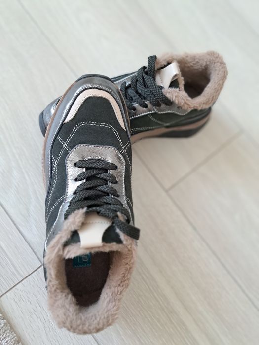 Женские зимние кроссовки